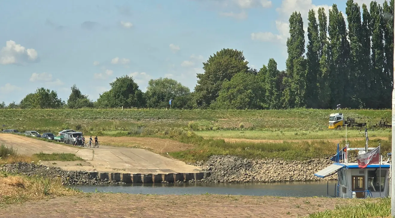 De veerpont tussen Doornenburg en Pannerden kan door de lage waterstand in de Rijn nauwelijks meer aanleggen - Joyce Derksen