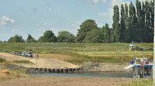 De veerpont tussen Doornenburg en Pannerden kan door de lage waterstand in de Rijn nauwelijks meer aanleggen - Joyce Derksen