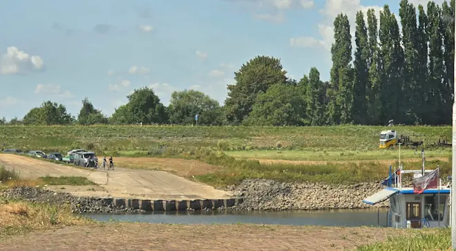 De veerpont tussen Doornenburg en Pannerden kan door de lage waterstand in de Rijn nauwelijks meer aanleggen - Joyce Derksen