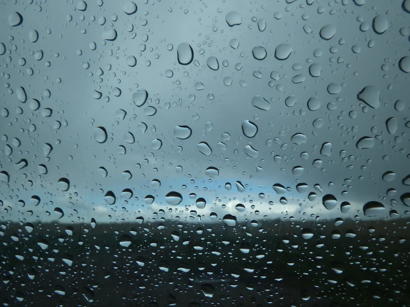 Ook vanochtend viel uit de bewolking af en toe nog wat regen - Chris Meewis