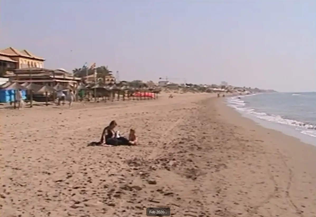 Nog een foto uit betere tijden, nu ligt de strandtent links - Reinout van den Born