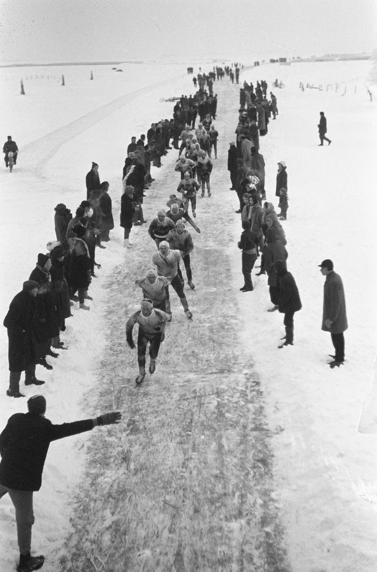 De kopgroep van de Elfstedentocht 1963 bij de Galamadammen bij Koudum - Eric Koch / Anefo