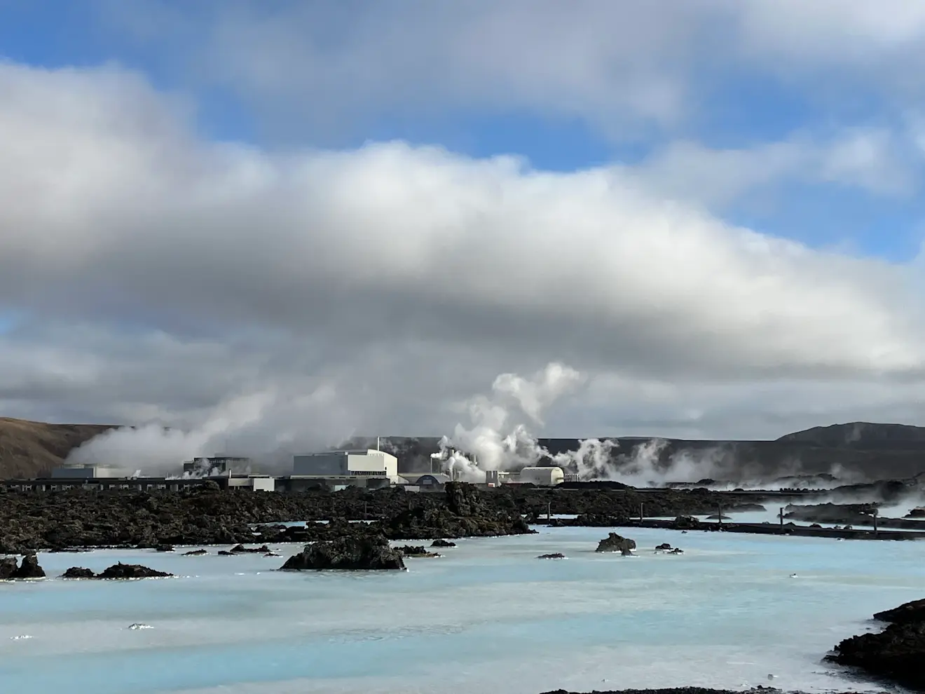 De Blue Lagoon met op de achtergrond de energiecentrale - Pieter Bliek