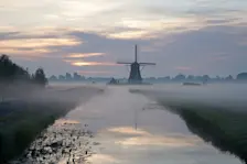 Laaghangende mist bij de molen van Aarlanderveen - Joost Mooij