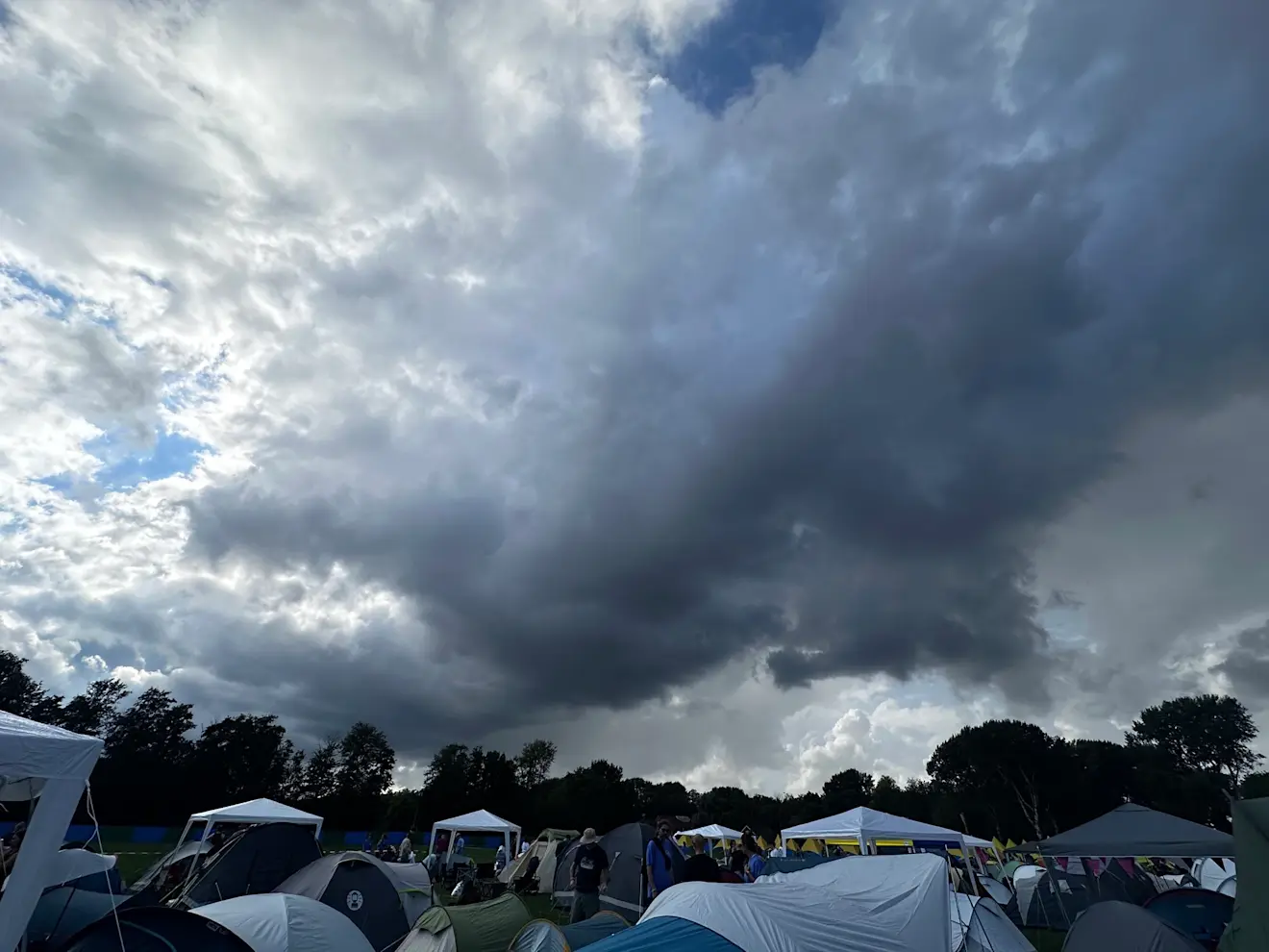Onrustige wolken boven Lowlands - Jolanda Bakker