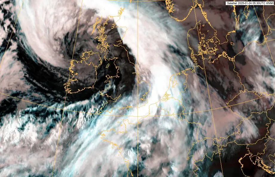 Storm Eowyn ten noorden van Ierland - KNMI