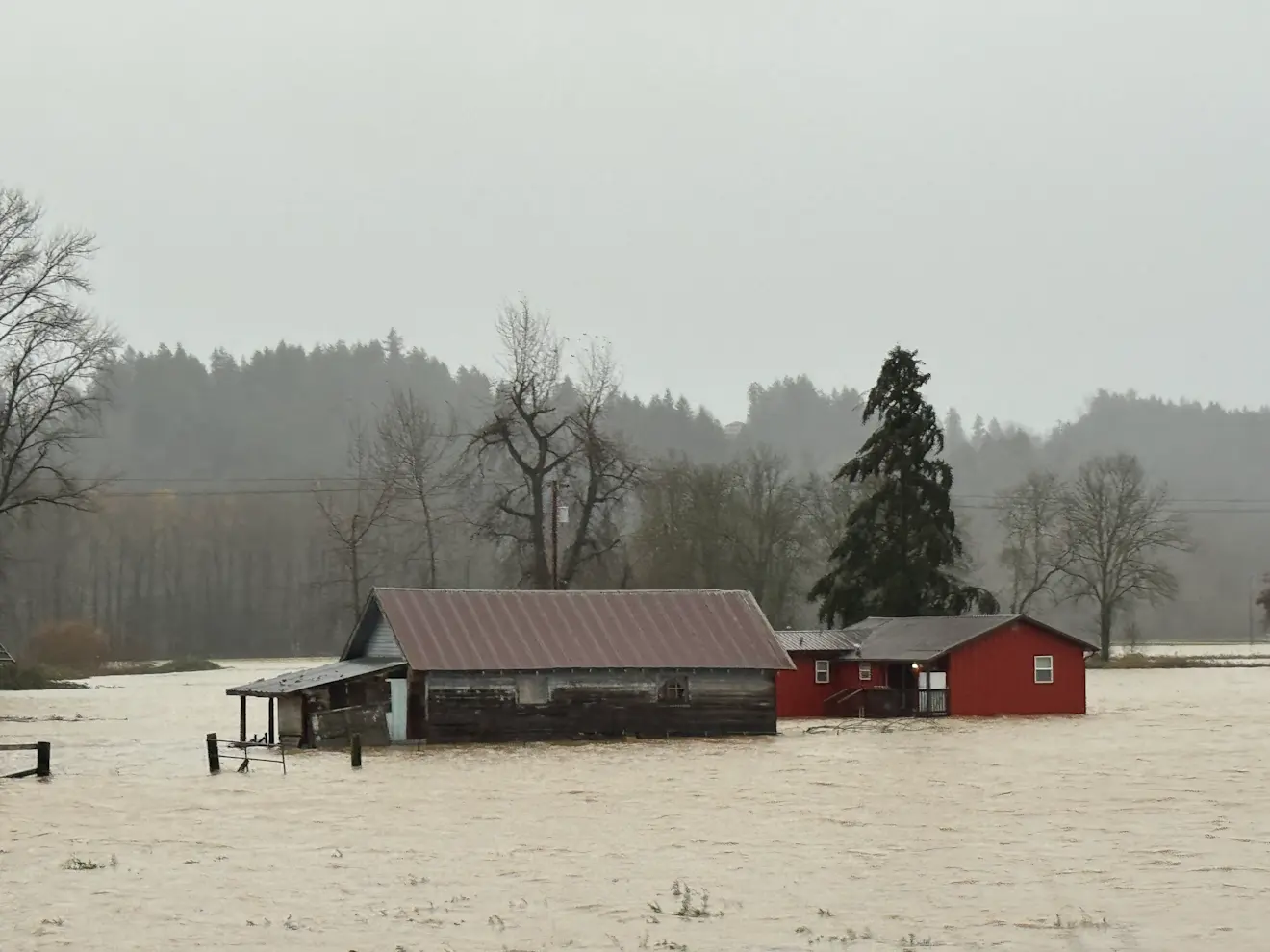 Een overstroomde boerderij in de stad Kent, in de Amerikaanse staat Washington - Rocoaster