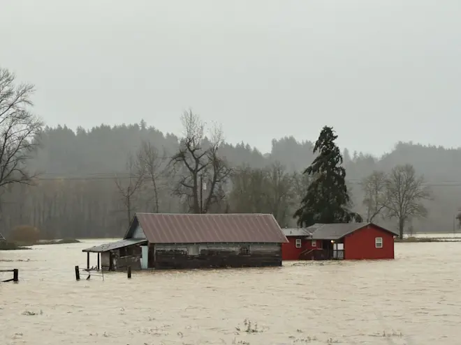Een overstroomde boerderij in de stad Kent, in de Amerikaanse staat Washington - Rocoaster