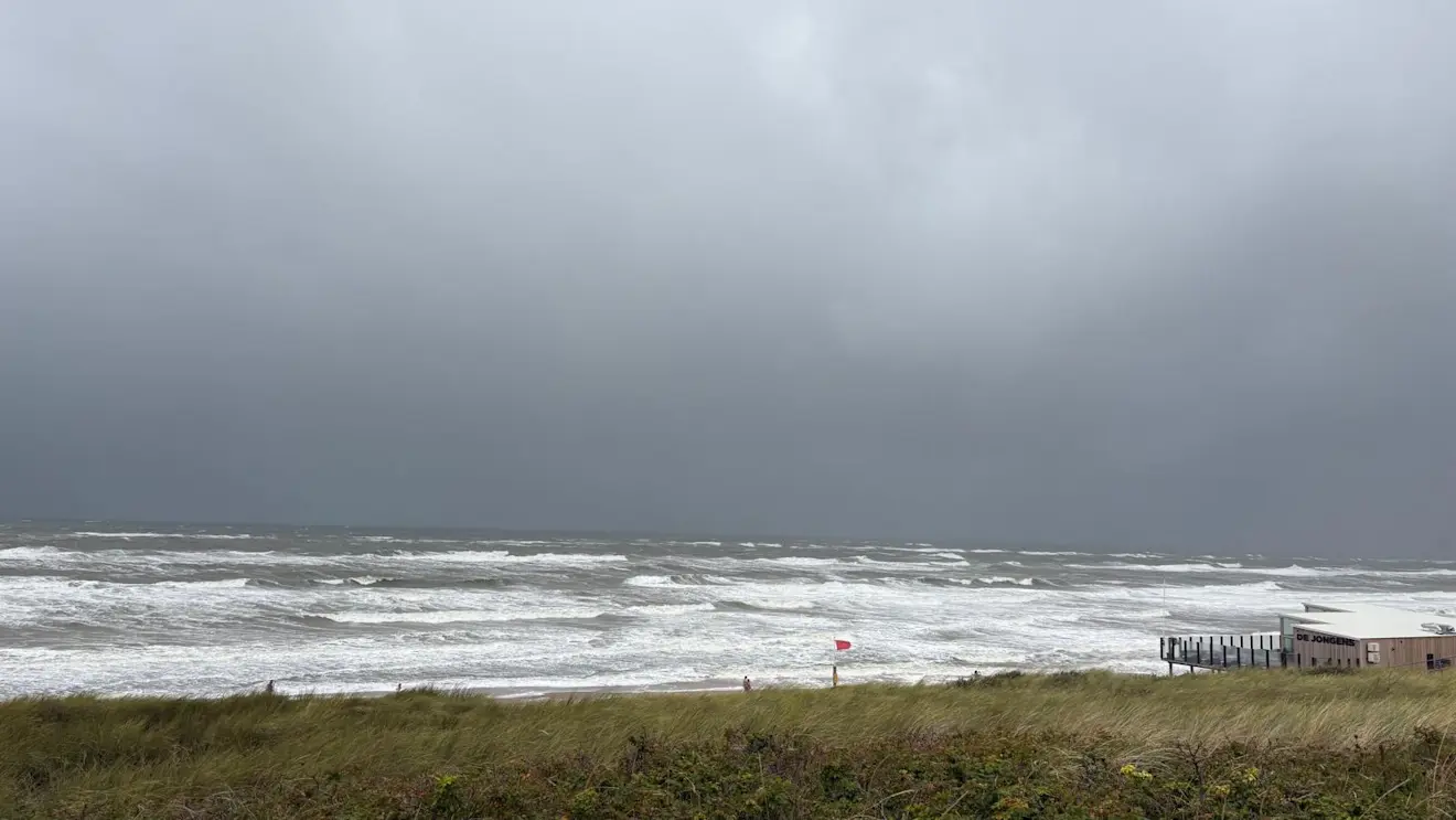 De buienlijn nadert Egmond aan Zee - Pieter Bliek
