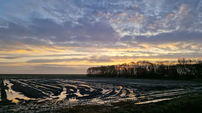 Op Texel waren vanochtend boven de natte landerijen ook opklaringen te zien - Frans Alderse Baas
