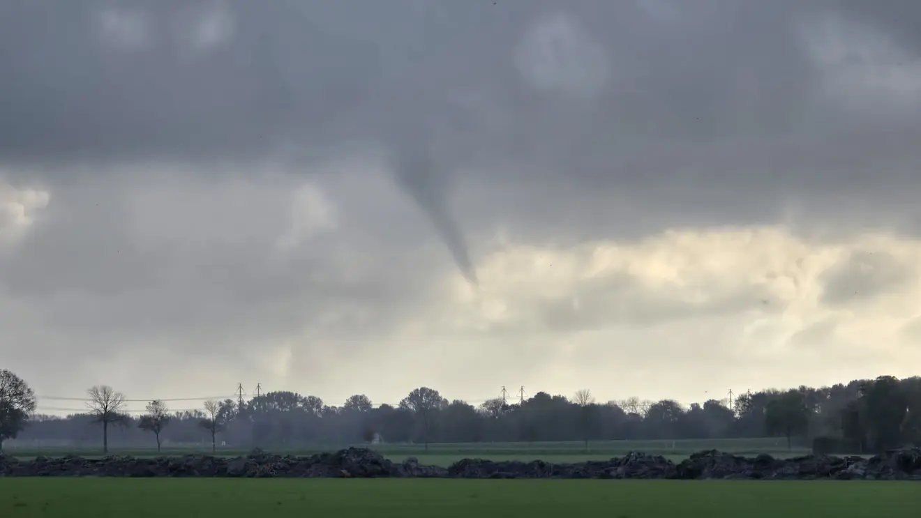 Jannes Wiersema zag boven Noordoost-Groningen uit één van de stapelwolken zelfs een flinke tuba omlaag komen. Zo onstabiel was de lucht wel - Jannes Wiersema