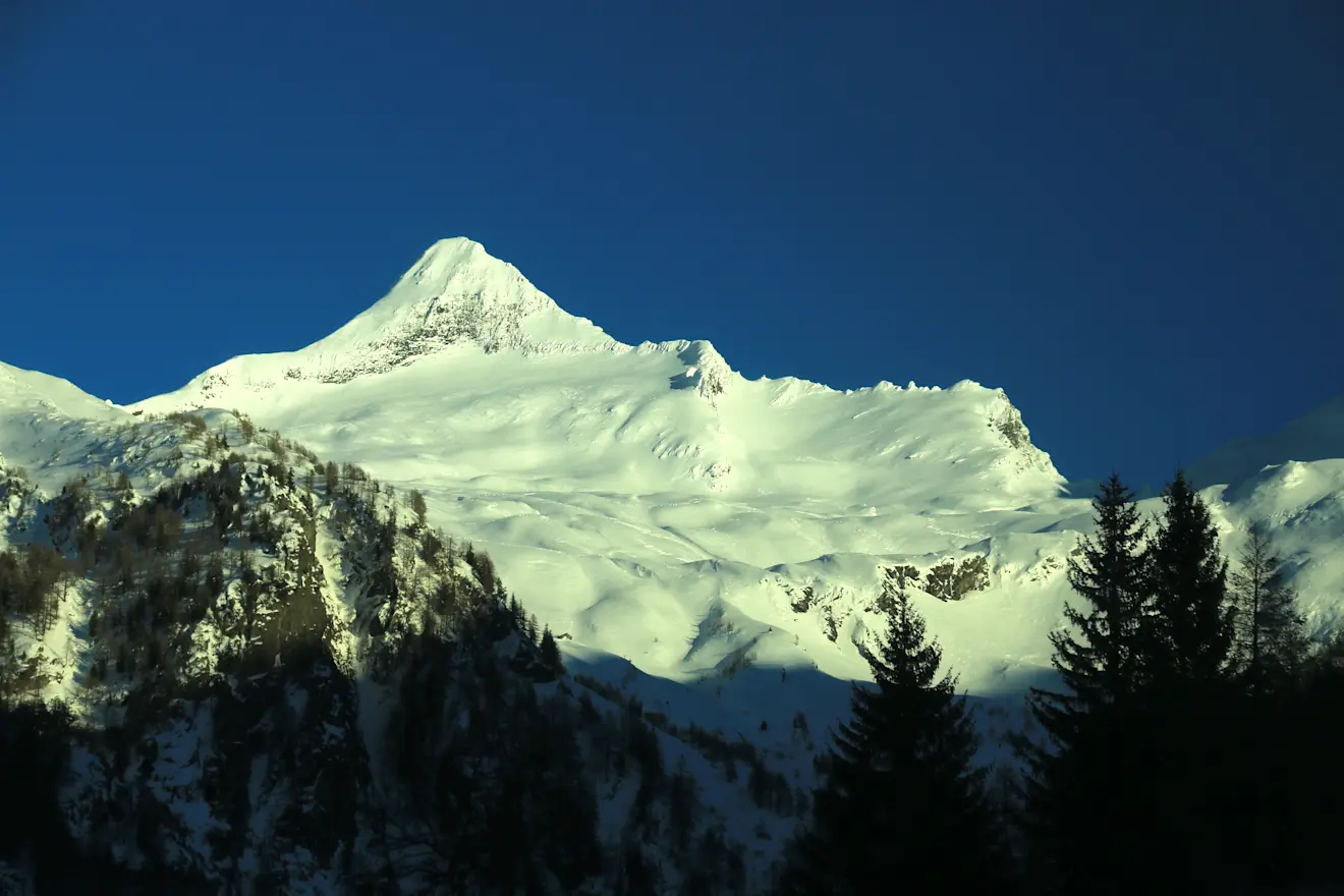 De Bortelsee, gelegen in de buurt van de Bortelhorn (foto), heeft de afgelopen dagen meer dan tweeënhalve meter sneeuw gekregen - Hp. Baumeler