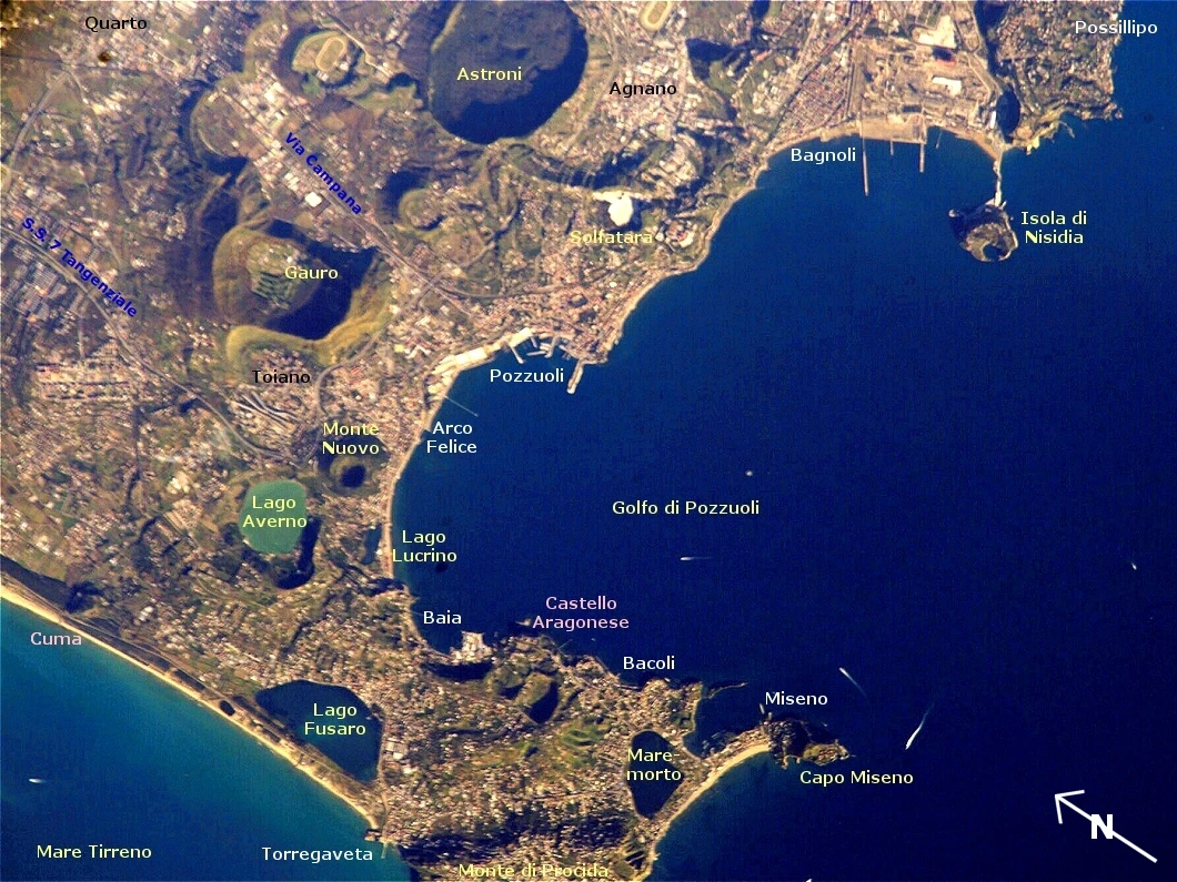 Het vulkanische landschap rond de stad Pozzuoli, ten westen van Napels - NASA