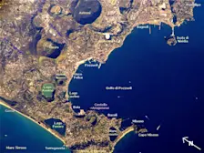 Het vulkanische landschap rond de stad Pozzuoli, ten westen van Napels - NASA