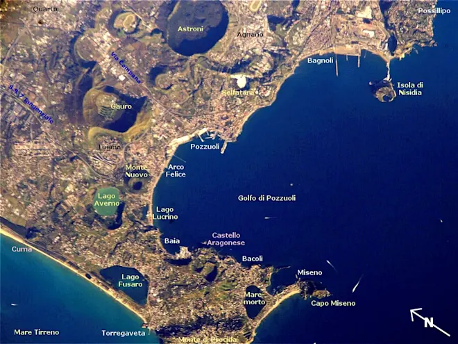 Het vulkanische landschap rond de stad Pozzuoli, ten westen van Napels - NASA