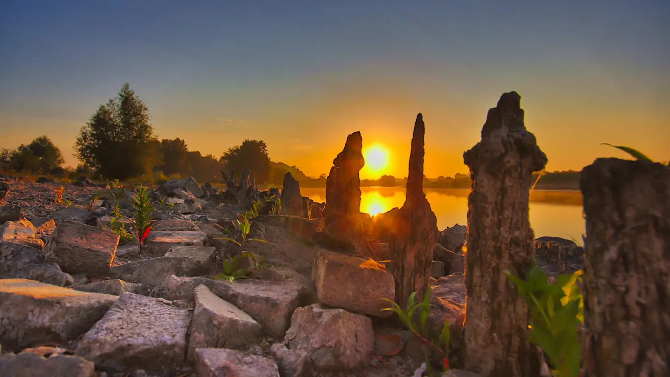 Zonsopkomst bij Het Zwarte Schaar (een oude meander van de IJssel) bij Olburgen - Hans van Loenen