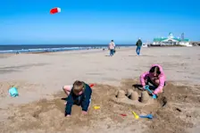 Na een koude nacht met in de duinpannen matige vorst, scheen de zon zondag volop - Els Bax