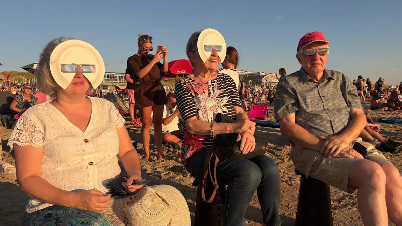 Dat zijn nog eens eclipsbrillen, in Egmond aan Zee - Pieter Bliek