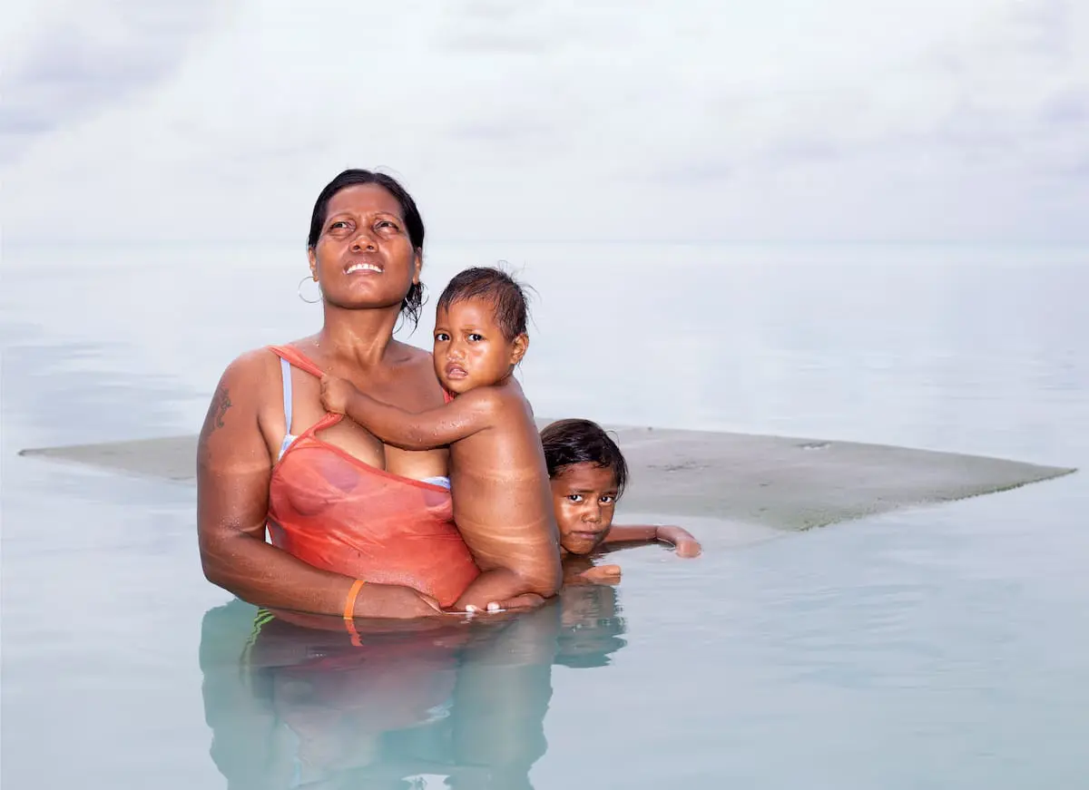 Een moeder met haar kinderen in het water - Sanne Zurné
