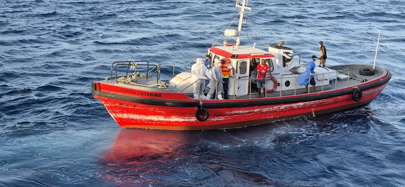 In de buurt van Kaapverdië kwam dit bootje bij de Hondius langszij - Passagier aan boord