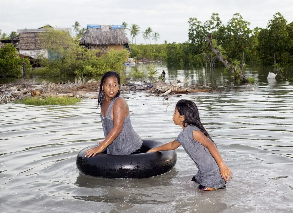 Kinderen op Tarawa in het water. Met de Grote Oceaan overal om hen heen, weten ze niet beter - Sanne Zurné