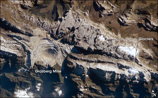 De restjes van de gletsjers, rechts op de foto (situatie in 2005). Links één van de grootste goudmijnen ter wereld - NASA