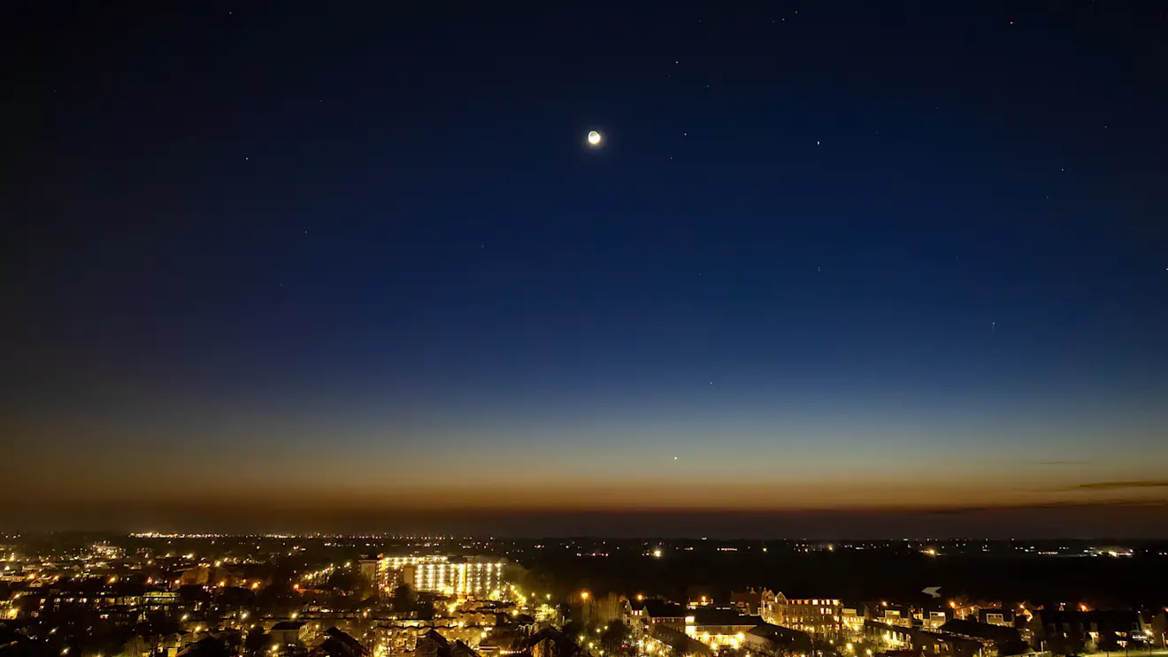 Een klein maantje aan een heldere hemel - Simone Wiersma