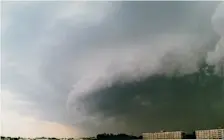 De rolwolk, horend bij het onweer, boven Rotterdam.