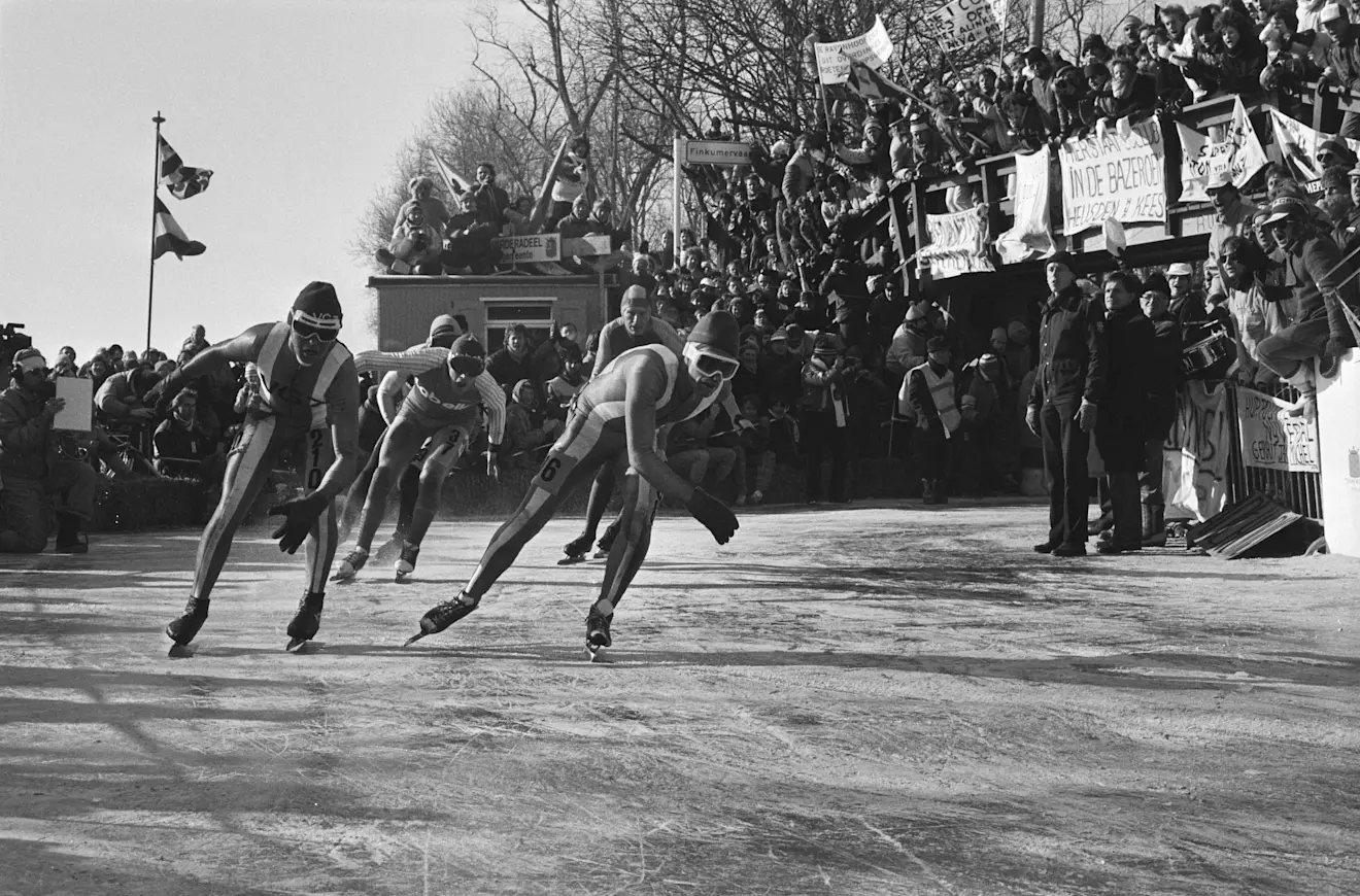 Deelnemers aan de Elfstedentocht in de winter van 1986, bij Bartlehiem - Rob Bogaerts / Anefo
