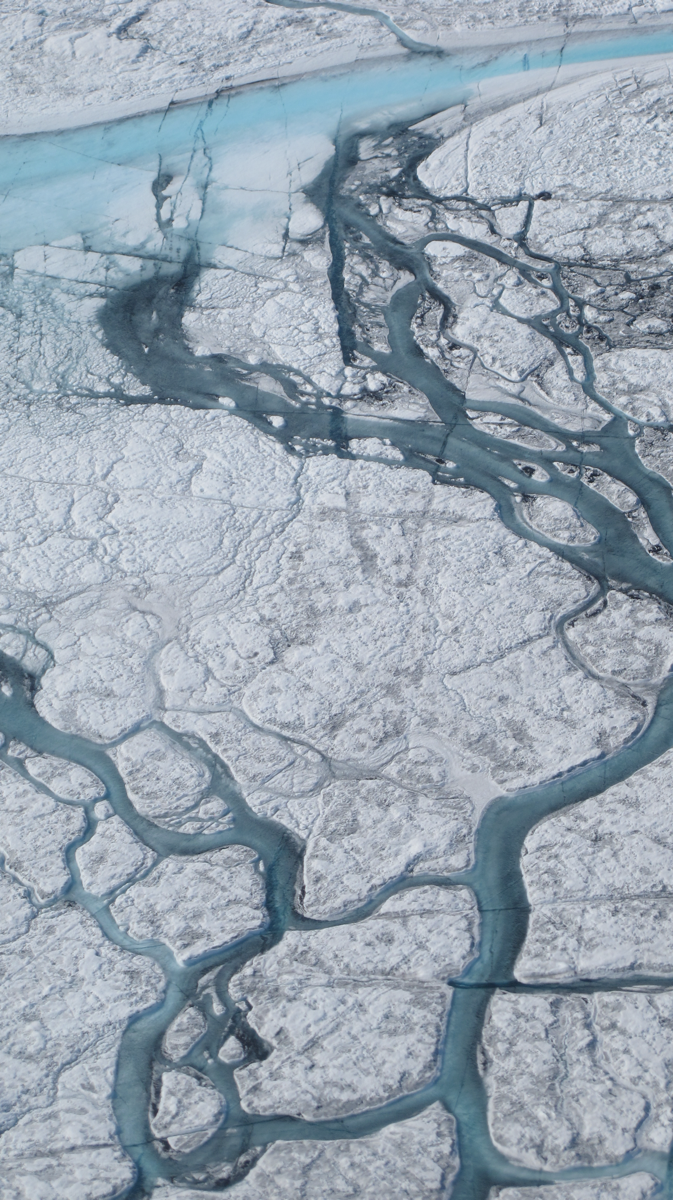 Smeltwaterrivieren op de Groenlandse ijskap in het jaar 2012, een jaar waarin van een groot massaverlies sprake was - NASA / M. Tedesco