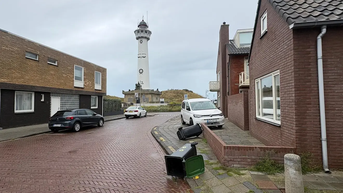 Twee omgewaaide afvalbakken in Egmond aan Zee - Pieter Bliek