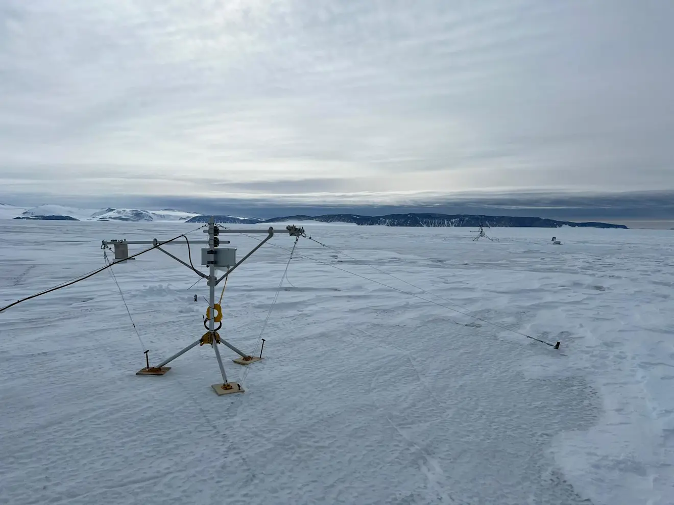 Twee meetstations op het ijs - Daan van den Broek