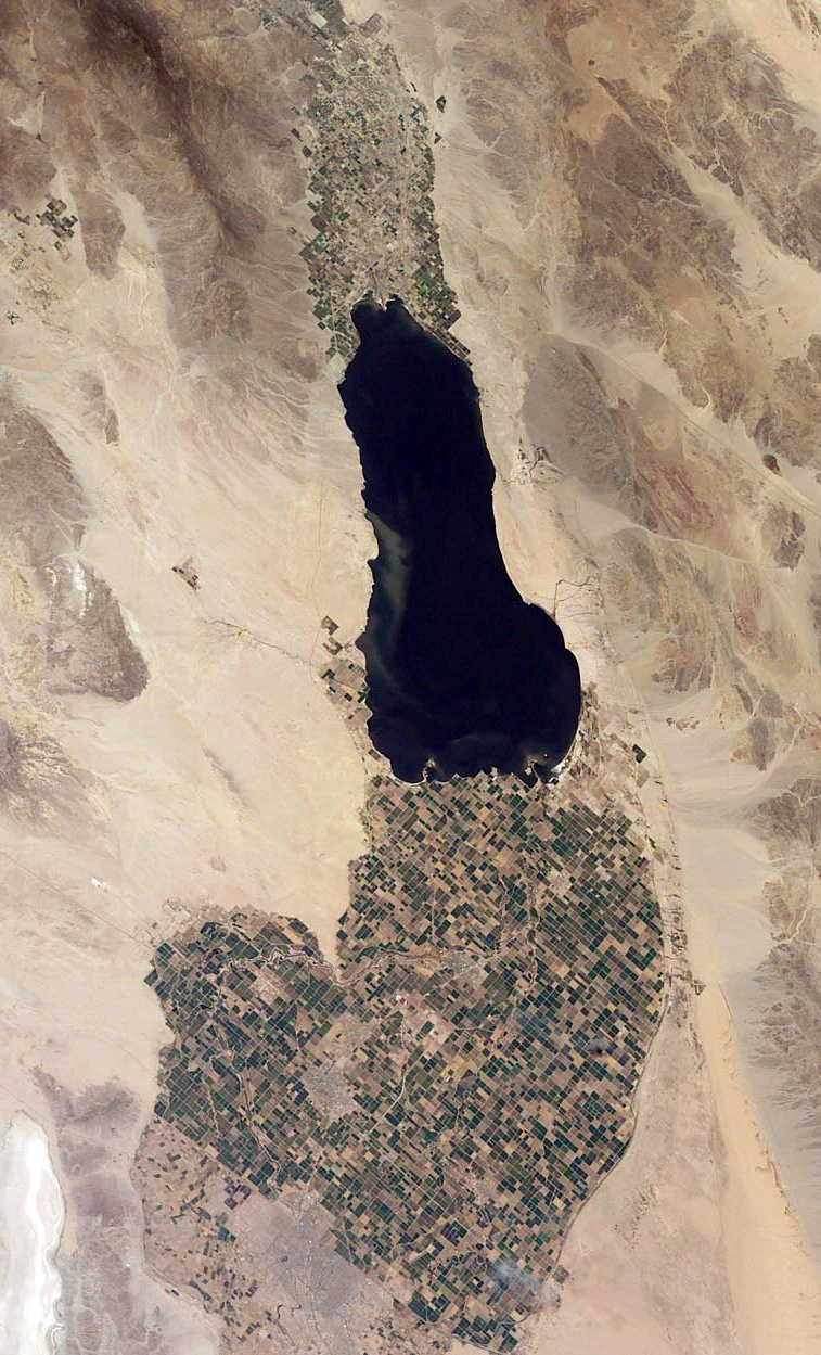 De landbouw in Imperial Valley, een landbouwgebied middenin de Sonarawoestijn tegen de grens met Mexico aan, is één van de grootverbruikers van het water uit de Colorado-rivier - NASA