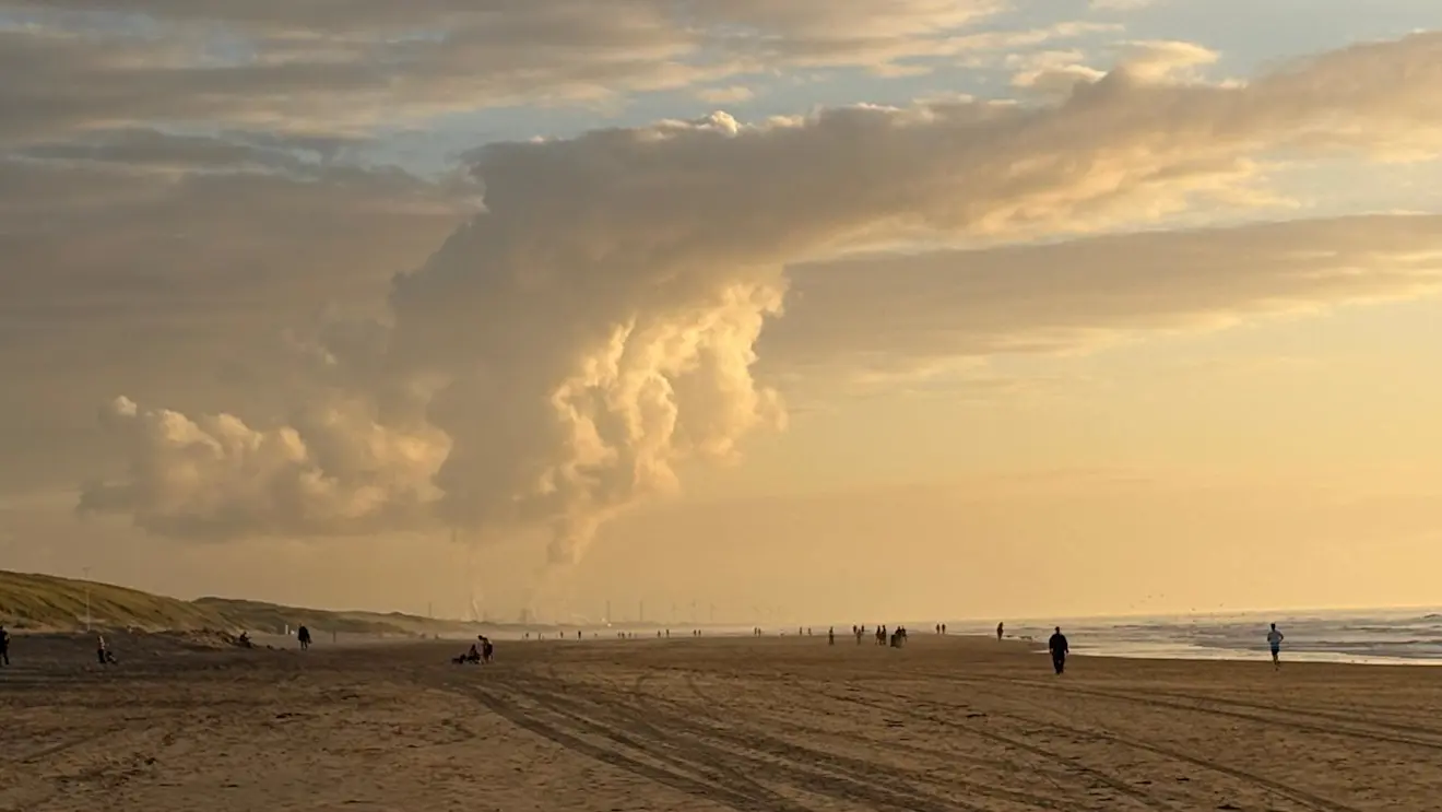 De rook van Tata Steel in IJmuiden vormde ook een stapelwolk, hier gezien vanaf het strand bij Egmond aan Zee - Pieter Bliek