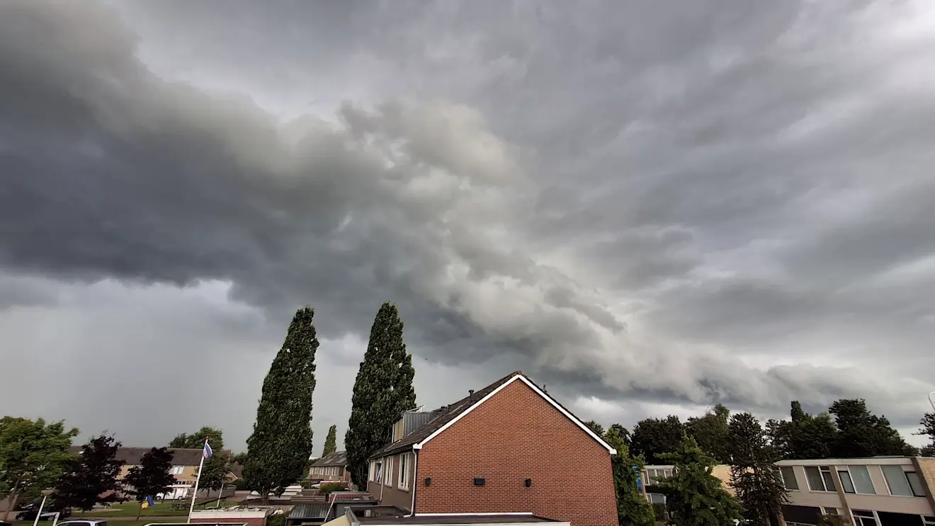 Een bui nadert Lemmer - Roelf-Jan Drent