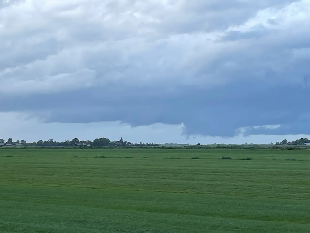 Hier een beter zicht op de wallcloud, vlak nadat de tornado zich weer in de wolk had teruggetrokken. Het lijkt wel alsof er hier nog even een nieuwe poging werd gedaan - Tjitske Wiebenga.