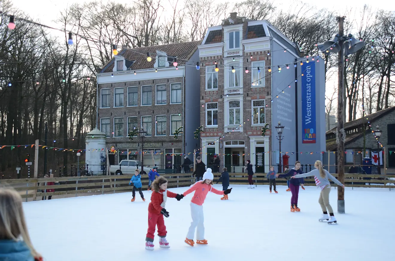 Het Openluchtmuseum in Arnhem toen er tijdens de winteropenstelling nog een ijsbaan was - Henk Monster