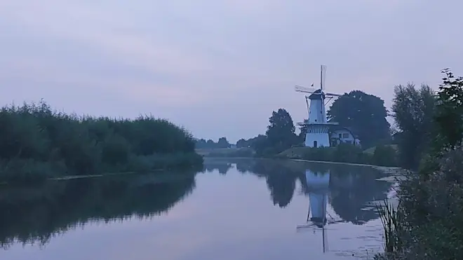 De laatste dag van de maand begon in Deil nevelig en bewolkt - Ab Donker