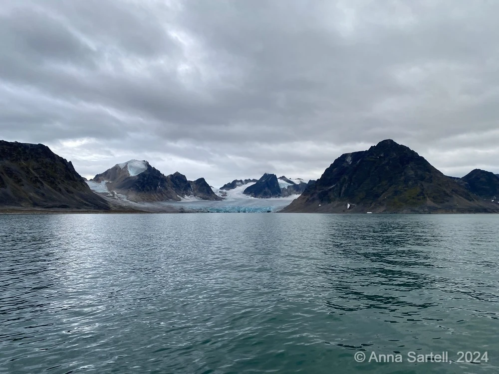 Er is dit zomerhalfjaar weinig sneeuw op Spitsbergen. De gletsjers trekken zich terug - Anna Sartell