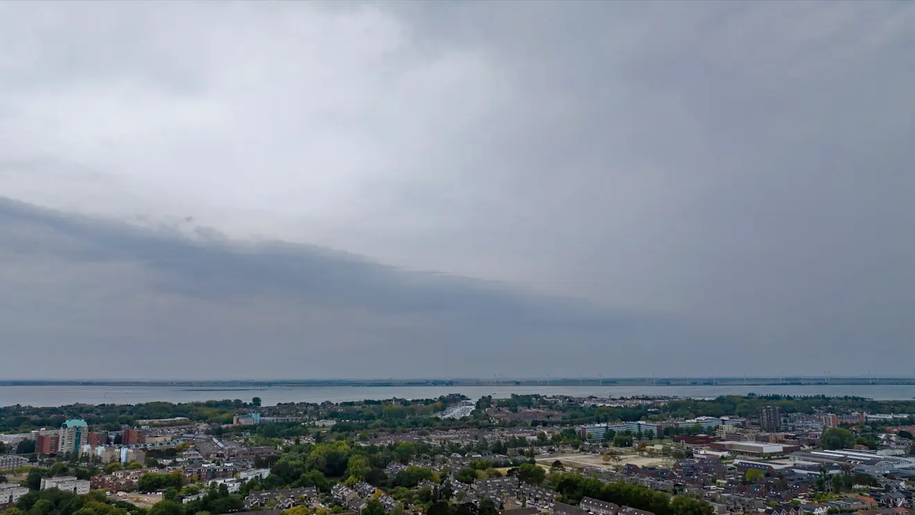 De regen komt Zuid-Holland binnen - Simone Wiersma