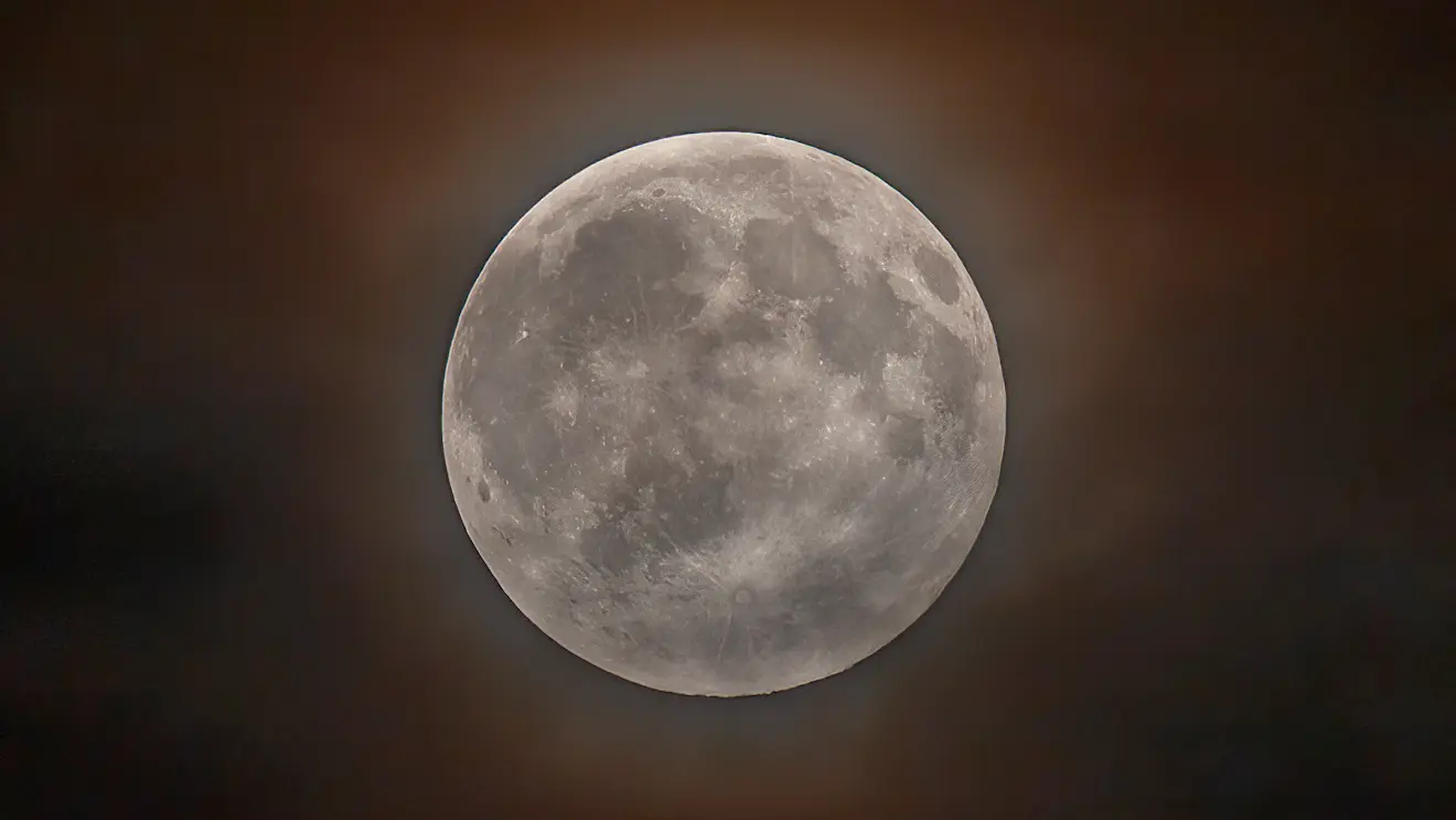 De volle maan door de hoge bewolking heen - Simone Wiersma