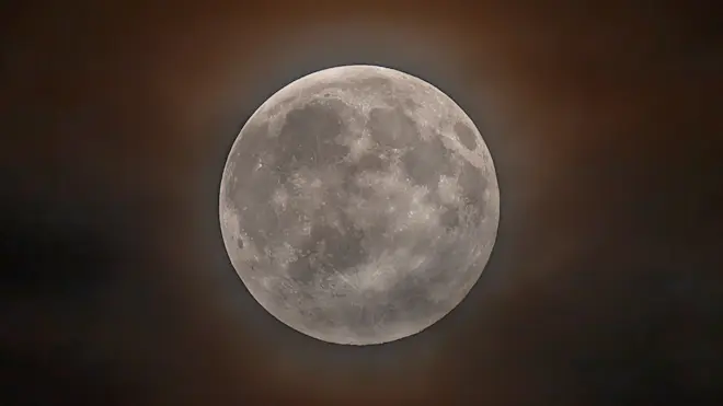 De volle maan door de hoge bewolking heen - Simone Wiersma