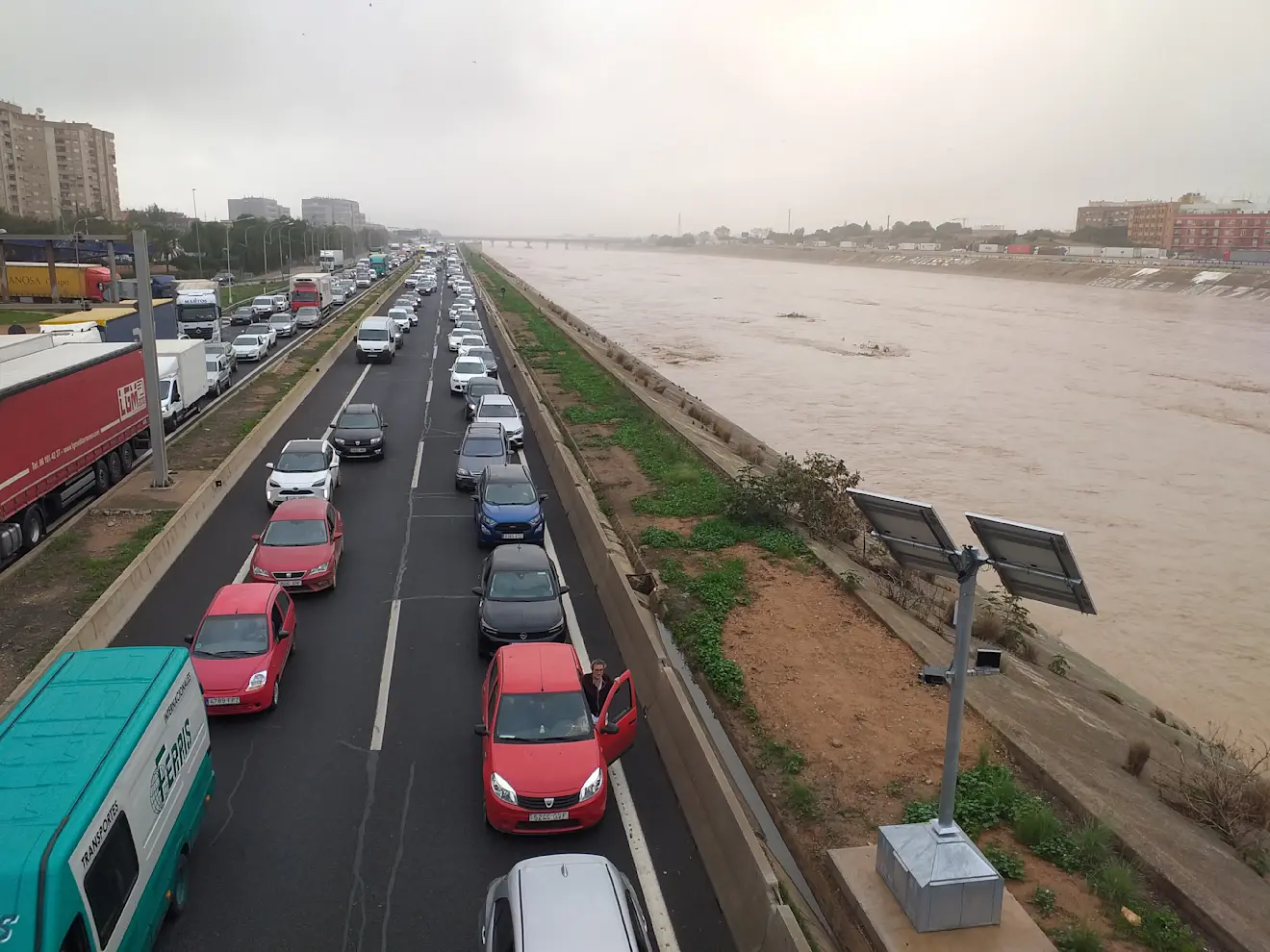 De rivier Turia voert een deel van het water af dat tijdens de extreme regenval van eind oktober 2024 in de buurt van Valencia viel - Pacopac