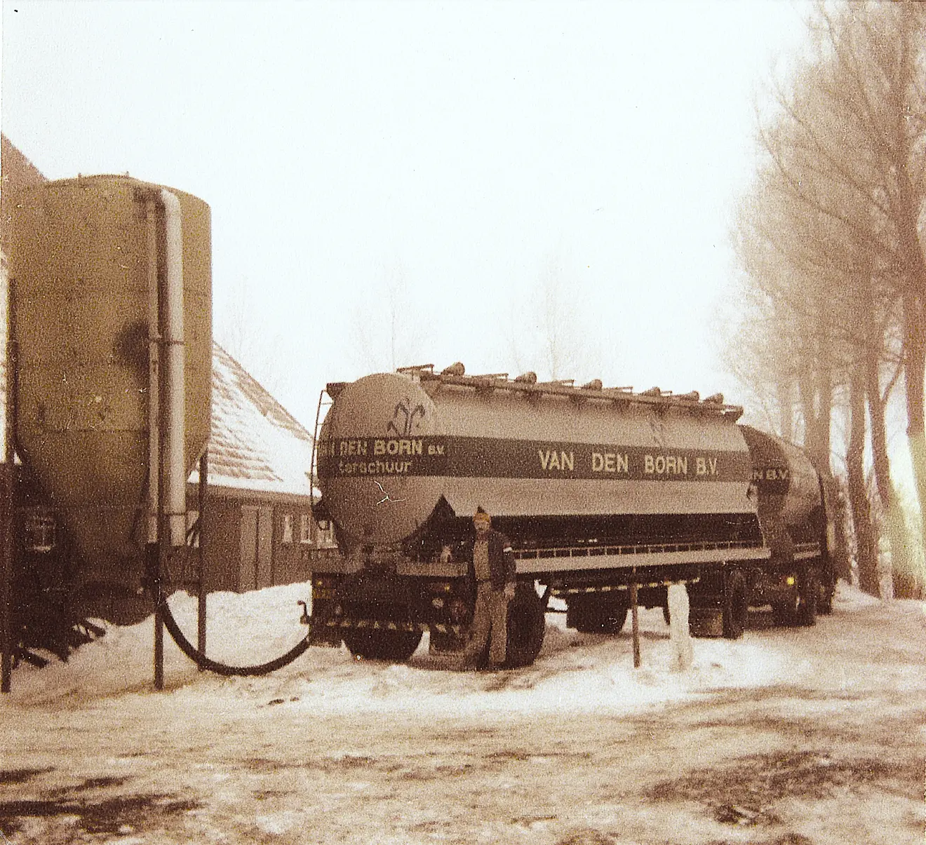 Een silo wordt met voer volgespoten - via Harry Kamphorst