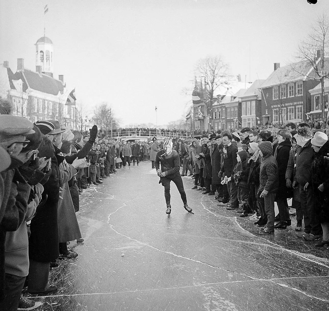 Reinier Paping passeert Dokkum, onderweg naar de eindzege in de Elfstedentocht van 1963 - Jack de Nijs / Anefo