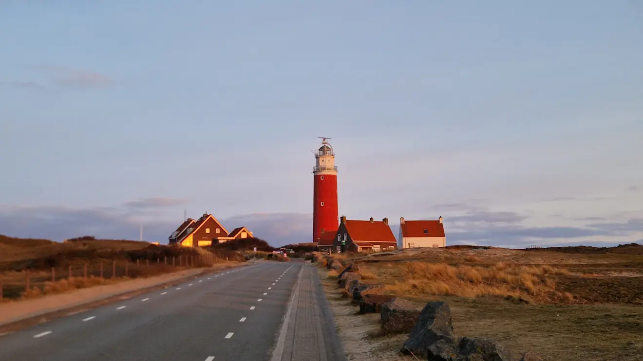Vuurtoren in de zon, vanochtend op Texel - Frans Alderse Baas