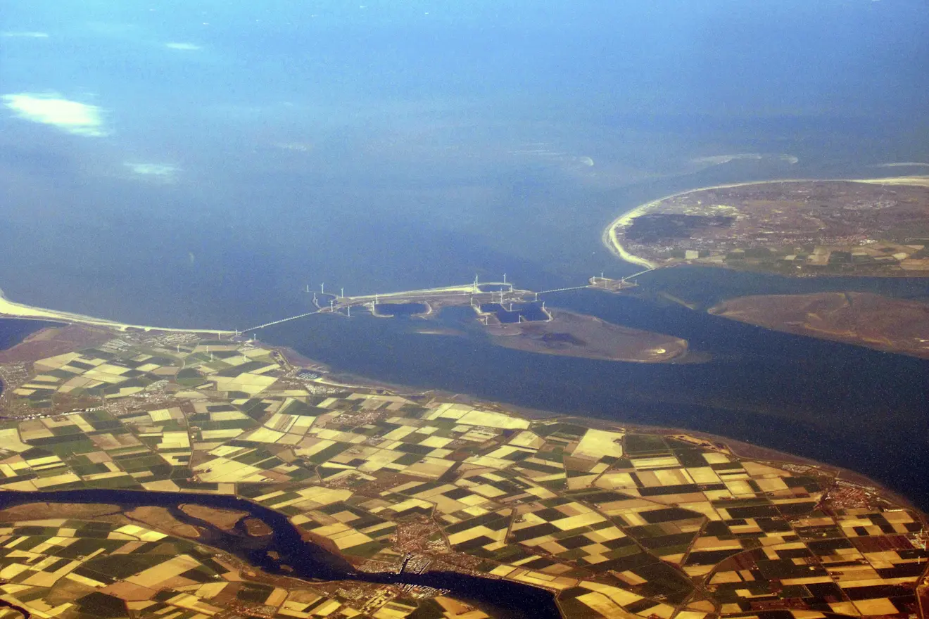 De Oosterscheldekering, een klassieke kering die Zeeland veilig houdt - Wikipedia