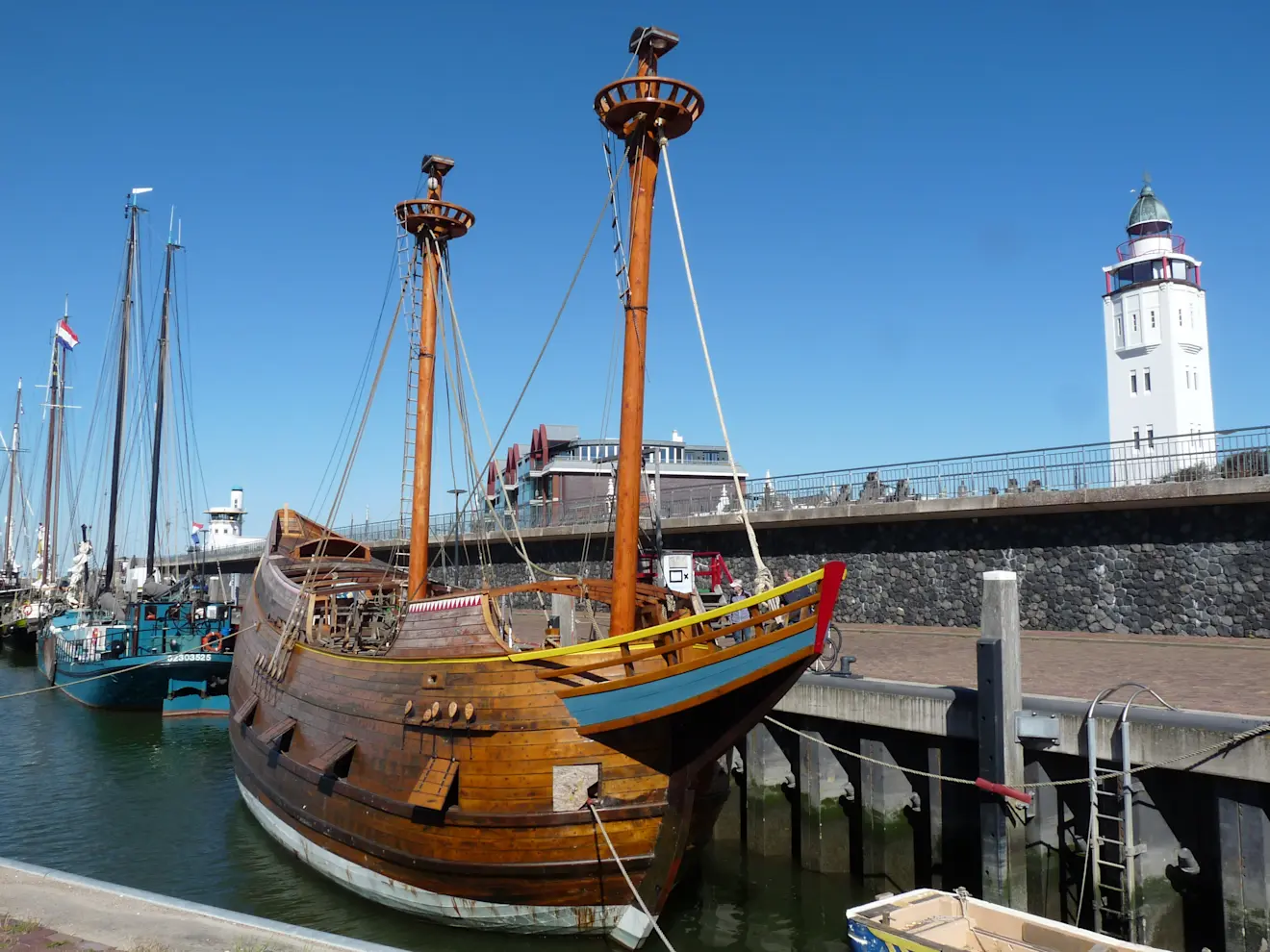 Een replica van het expeditieschip van Willem Barentsz in aanbouw in de haven van Harlingen - Wikipedia