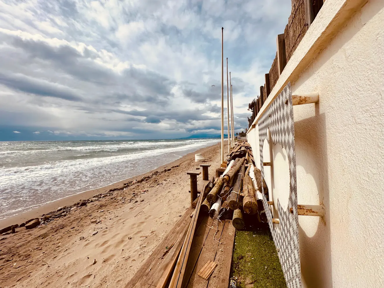 De zee staat nu bijna bij de kade - Tycho van den Born