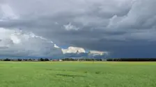 Mooie buienluchten in de buurt van De Knippe in Friesland - Albert Thibaudier
